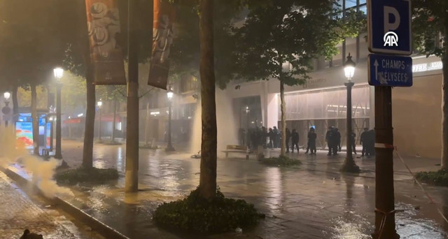 PSG şampiyon oldu, Fransa karıştı! Çıkan olaylarda 2 kişi öldü, 559 kişi gözaltına alındı - Resim: 0