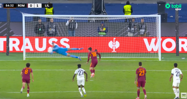 Milli kaleci Berke Özer Roma-Lille maçında kahraman oldu üst üste 3 penaltı - Resim: 0