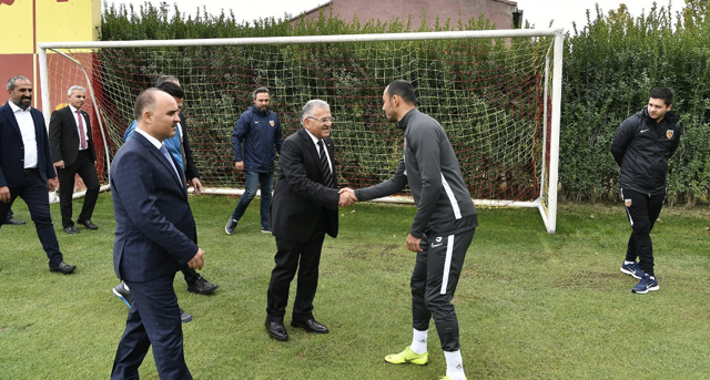 Fenerbahçe maçı öncesi Kayserispor'a validen destek ziyareti - Resim: 0
