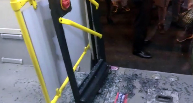 Geç geldi diye otobüsün camlarını tuzla buz edip kaçtılar - Resim: 1