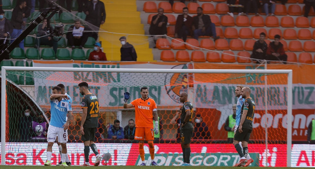 Trabzonspor zorlu Alanyaspor deplasmanında 3 puanı 4 golle aldı - Resim: 1