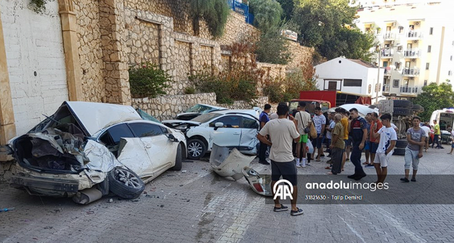 Antalya'da beton mikseri dehşet saçtı! 11 aracı biçip devrildi - Resim: 1