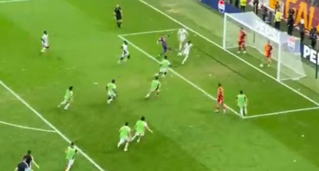 Muslera'dan gol sevinci yaşayan futbolcuya tekme! İşte o anlar - Resim: 0