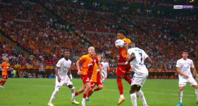 Kasımpaşa'nın lehine penaltı kararı doğru mu? Eski hakemler yorumladı - Resim: 0