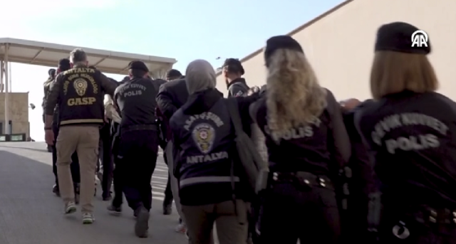 "Son Kadeh" operasyonu! Sosyal medyada buluşma tuzağı kuran çete çökertildi - Resim: 0