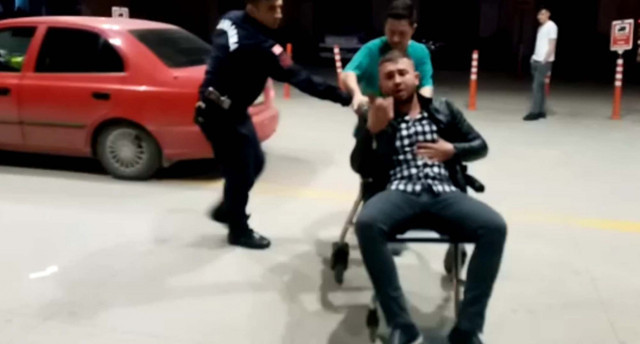 Bursa'da aracında kalp krizi geçiren genci trafik polislerinin duyarlılığı kurtardı - Resim: 1