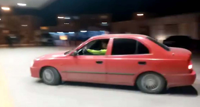 Bursa'da aracında kalp krizi geçiren genci trafik polislerinin duyarlılığı kurtardı - Resim: 0