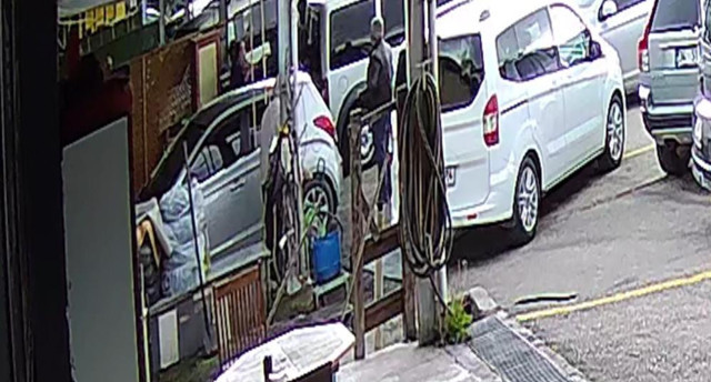 Bolu'da otomobil pazarında kavga: Yumruklar havada uçuştu, sopa ve muştayla darp ettiler! - Resim: 0