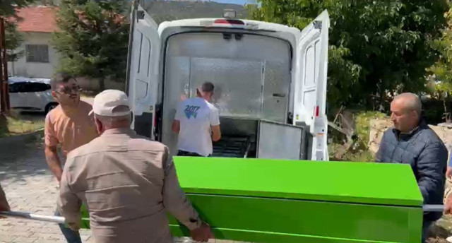 Sıddıka nine 25 bıçak darbesiyle öldürülmüş halde bulundu! 1 gözaltı - Resim: 0