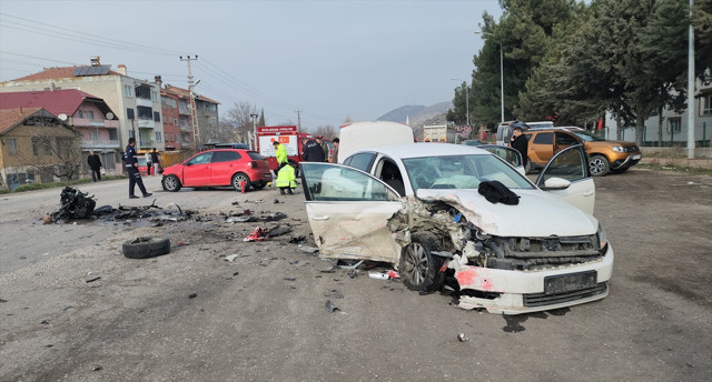 Amasya'da iki otomobilin karıştığı kazada 1'i ağır 6 kişi yaralandı - Resim: 0