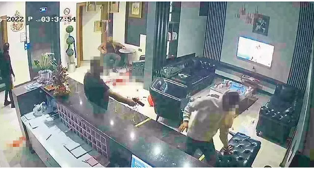 Lobiye iç çamaşırı ve silahla daldı! Gece yarısı otelde dehşeti yaşattı - Resim: 3