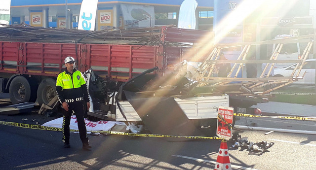 Ankara'da TIR'ın altına giren kamyonet sürücüsü feci şekilde can verdi! - Resim: 1