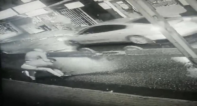 Baba oğul tekme tokat dövdü: Taksicinin gasp oyununu polis bozdu! - Resim: 1