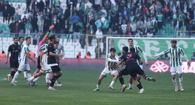 Bursaspor-Diyarbekirspor maçında ortalık karıştı: Maçın son anında 5 kırmızı kart çıktı - Resim: 0