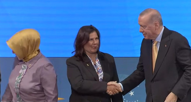 Özlem Çerçioğlu AK Parti'ye katıldı rozeti takıldı: Gerekirse tek tek açıklarım - Resim: 0