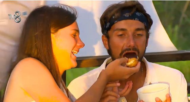 Survivor birleşme partisinde Sercan ve Nisa rüzgarı elleriyle yedirdiler - Resim: 3