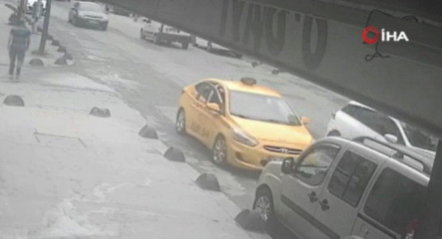 Sultangazi'de taksi şoförü, parası yetmeyen yolcunun cep telefonunu çaldı - Resim: 0