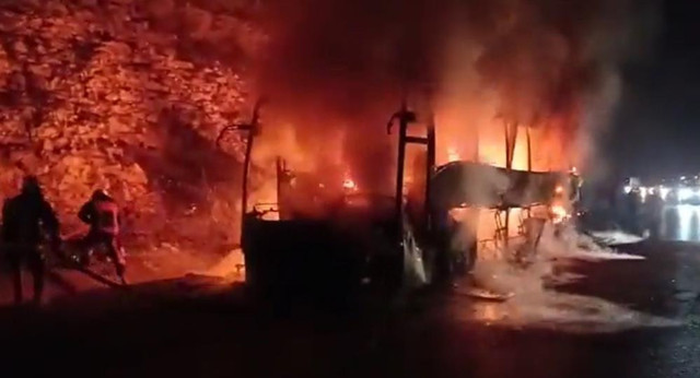 Yolcu otobüsünde can pazarı! Alev alev yandı, 18 yolcu son anda kurtuldu - Resim: 0