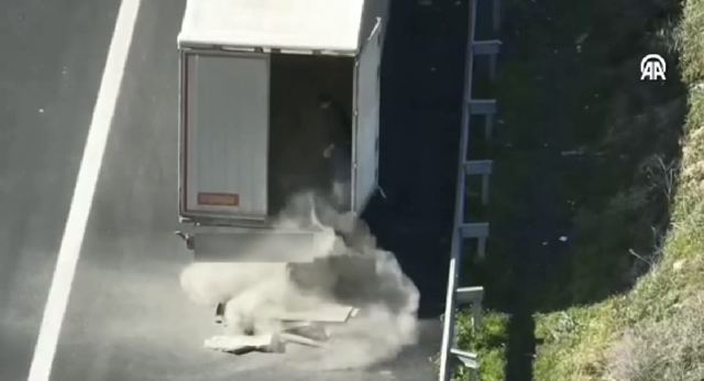 Adana'da tır sürücüsüne suçüstü: Para cezası kesildi, araç trafikten men edildi - Resim: 0