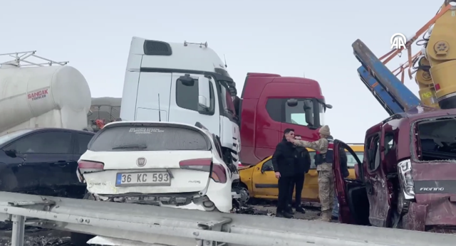 Erzurum'da peş peşe zincirleme kazalar! Ölü ve çok sayıda yaralı var - Resim: 0