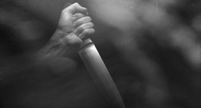 Polisler şoke oldu! Nefes almak için kafasına bıçak sapladı - Resim: 1