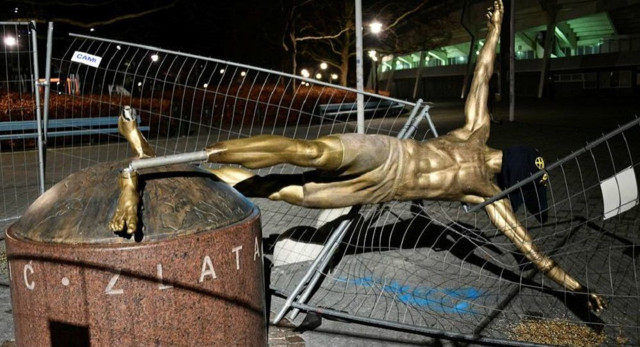 Ibrahimovic'in İsveç'teki heykeline 5. saldırı! Tamamen yıktılar - Resim: 0