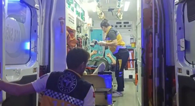 Maltepe sahilde araç yayaların arasına daldı! Yaralılar var - Resim: 0