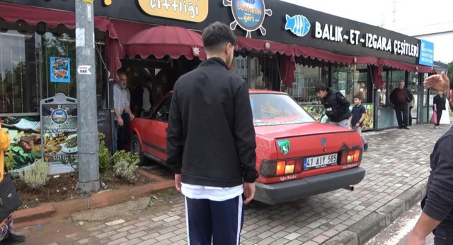 Faciaya ramak kaldı! Kontrolden çıktı, balık lokantasına daldı: O anlar kamerada - Resim: 2