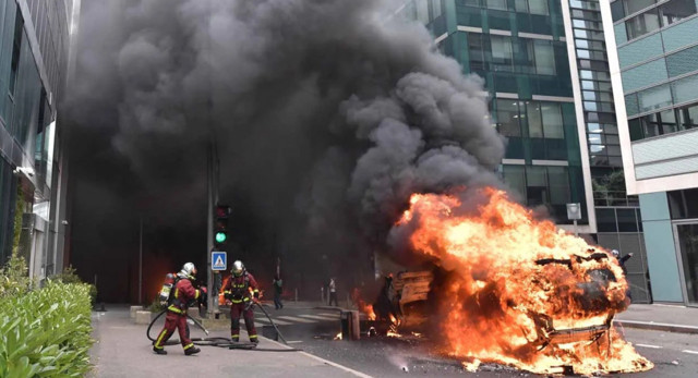 Fransa'da kriz büyüyor! Her şey böyle başladı: 17 yaşındaki gencin vurulma görüntüleri ortaya çıktı! - Resim: 0