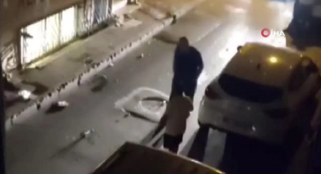 İstanbul'da komşu dehşeti: Sinirini alamadı, evine baltayla saldırdı! Çelik kapı bu hale geldi, o anlar kamerada... - Resim: 2