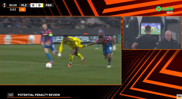 Fenerbahçe Hollandalı hakemin kurbanı oldu Duran yaka paça indirildi penaltıyı vermedi - Resim: 0