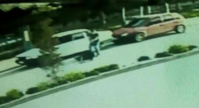 4 yıl önce trafik kazasında oğlunun ölümüne neden olan adamı sokak ortasında öldürdü - Resim: 0