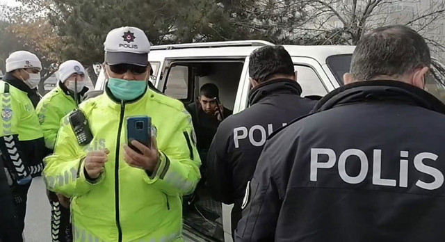 Konya'da aracına çarptığı sürücüyü bacağından vurdu emniyete götürülürken annesine sarıldı - Resim: 0