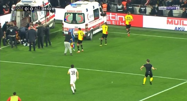 Göztepe Altay maçı korkunç bitti kaleci dövüldü fişek ateşlendi sokaklara taşan kavgalar çıktı - Resim: 15