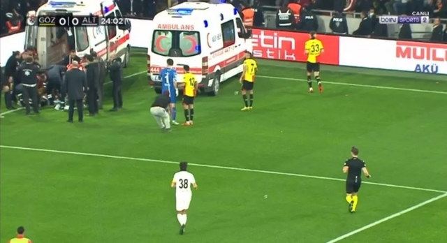 Göztepe Altay maçı korkunç bitti kaleci dövüldü fişek ateşlendi sokaklara taşan kavgalar çıktı - Resim: 13