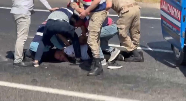 Bıçakla kendini yaralayıp yolu kapattı! "Öldüren beni" diye bağıran adama sürücülerden meydan dayağı! - Resim: 3