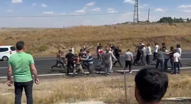 Bıçakla kendini yaralayıp yolu kapattı! "Öldüren beni" diye bağıran adama sürücülerden meydan dayağı! - Resim: 2