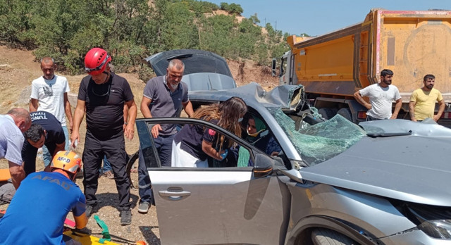 Tunceli'de kamyonla çarpışan otomobildeki 2 kişi öldü, 6 kişi yaralandı - Resim: 0