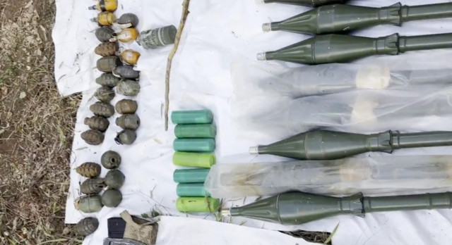 Terör örgütü PKK'ya darbe! Çok sayıda silah ve mühimmat ele geçirildi - Resim: 0