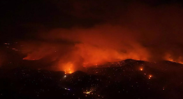 Türkiye'nin ciğerleri yanıyor: 3 ildeki yangına müdahale sürüyor - Resim: 1