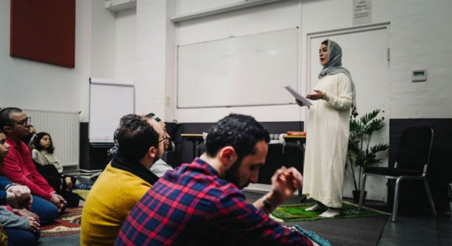 Fransa'da kadın imam cuma namazı kıldırdı ilginç görüntüler - Resim: 0