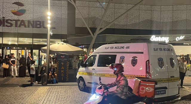İstanbul'da AVM'de silahlı çatışma: İki grup birbirine girdi, yaralılar var! - Resim: 0