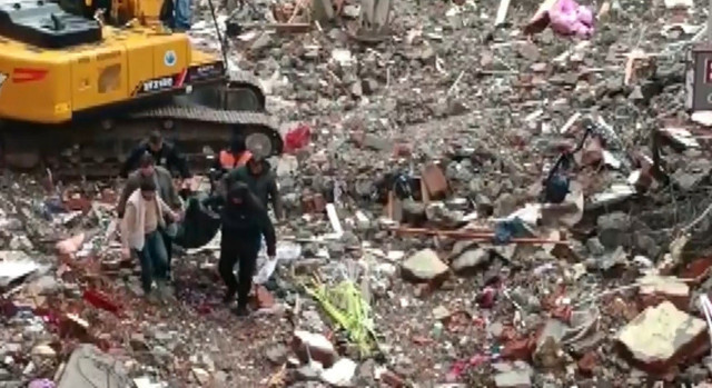 Depremden 42 gün sonra enkazdan bir kişinin cansız bedeni çıkarıldı - Resim: 0