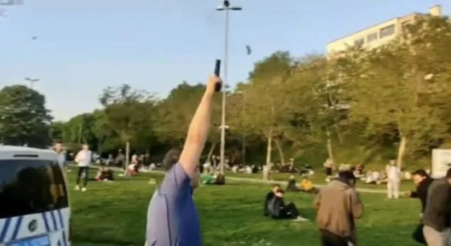 Kadıköy'de polise yumruklu saldırı! Silahını çıkarıp ateşledi, 4 kişi gözaltına alındı! - Resim: 1