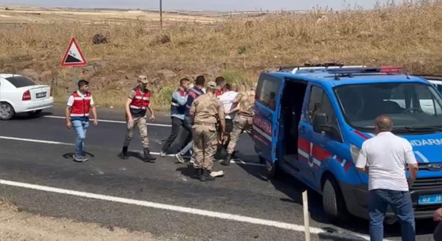 Bıçakla kendini yaralayıp yolu kapattı! "Öldüren beni" diye bağıran adama sürücülerden meydan dayağı! - Resim: 4