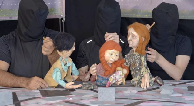 Yüzleri maskeli adamlar ürküttü! Kukla gösterisinde 'Tanrı sizi cezalandırdı' denildi! Bakanlık el attı - Resim: 0