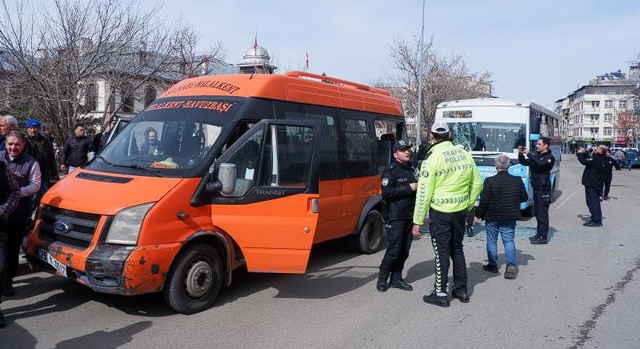 Erzurum’da trafik kazası: 14 yaralı - Resim: 1
