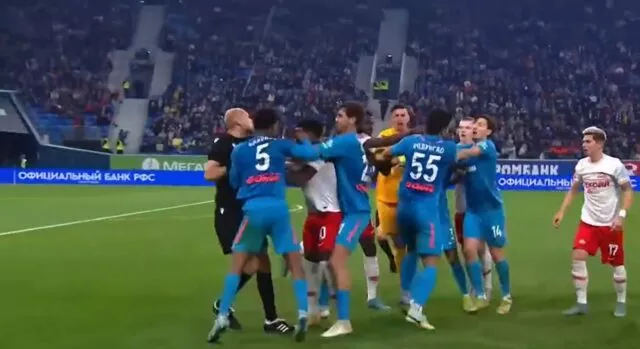 Futbol sahası ringe döndü! Zenit Spartak Moskova maçında tekme ve yumruklar havada uçuştu! - Resim: 1