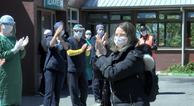 Bursa'da koronavirüsü yenen 3 kişi alkışlarla taburcu oldu hemşire de var - Resim: 0