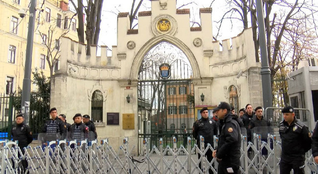 İsveç Konsolosluğu çalışanlar çama bu yazıyı astı! O aptalın fikirlerini paylaşmıyoruz - Resim: 0